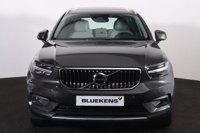 Volvo XC40 T4 Inscription - Panorama/schuifdak - IntelliSafe Assist & Surround - Verwarmde voorstoelen - Parkeercamera achter - Parkeersensoren voor & achter - Elektr. bedienb. voorstoelen met geheugen links - Elektr. inklapbare trekhaak - 18' LMV
