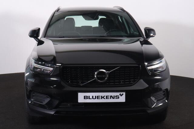 Volvo XC40 T4 Recharge R-Design - IntelliSafe Assist - Parkeercamera achter - Verwarmde voorstoelen & stuur - Draadloze tel. lader - Parkeersensoren voor & achter - High Performance audio - 19' LMV