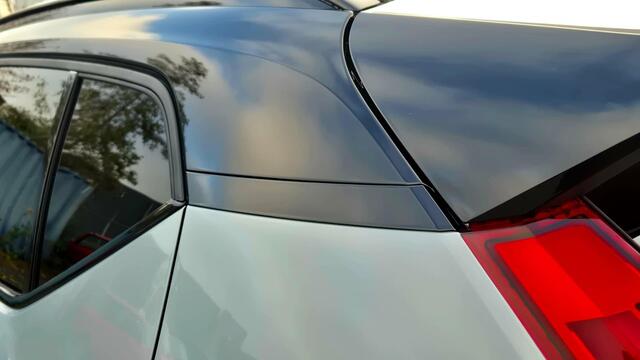 Volvo XC40 2.0 B3 Ultra Black Edition MY 2026 - 2" Wielen - Panoramadak - Harman Kardon Audio - 360 Cam - Alarm - Climate - Privacy Glass - R980 Interieur - Two Tone - Drive assistance