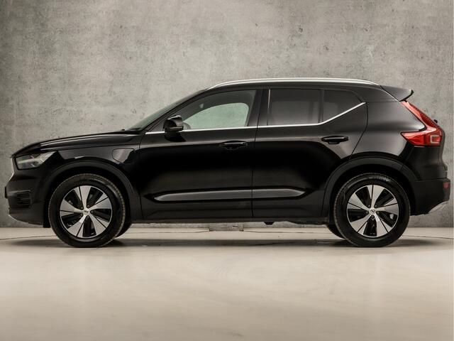 Volvo XC40 1.5 T4 Recharge R-Design Expression 211Pk Automaat (APPLE CARPLAY, GROOT NAVI, STUUR/STOELVERWARMING, ZWART HEMEL, CAMERA, SPORTSTOELEN, ADAPTIVE CRUISE, TREKHAAK, KEYLESS, NIEUWSTAAT)