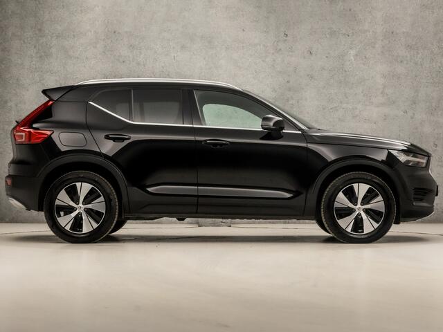 Volvo XC40 1.5 T4 Recharge R-Design Expression 211Pk Automaat (APPLE CARPLAY, GROOT NAVI, STUUR/STOELVERWARMING, ZWART HEMEL, CAMERA, SPORTSTOELEN, ADAPTIVE CRUISE, TREKHAAK, KEYLESS, NIEUWSTAAT)