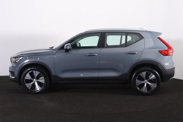 Volvo XC40 T3 Momentum Pro - Verwarmde voorstoelen, stuur & achterbank - Parkeersensoren achter - Cruise control - Standkachel - 18' LMV