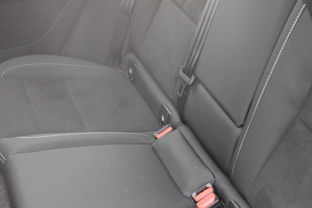 Volvo XC40 B4 211PK Automaat Plus Dark "Black uitgevoerd" / Google infotainment / Harman Kardon audio / Getinte ramen van de B-Stijl / Stoel en stuurwielverwarming