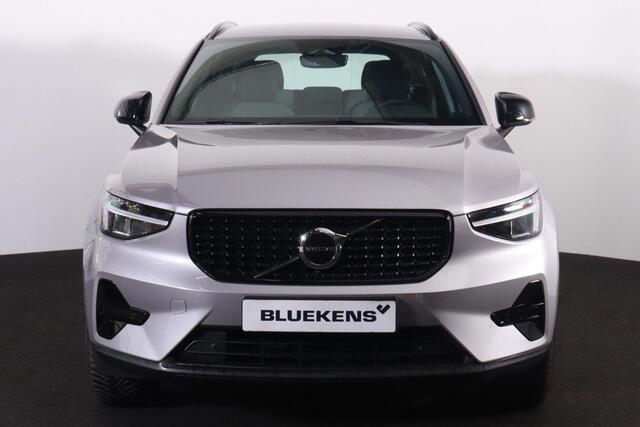 Volvo XC40 B4 Plus Dark - IntelliSafe Assist & Surround - Harman/Kardon audio - Parkeercamera achter - Parkeersensoren voor & achter - Elektr. bedienb. voorstoelen met geheugen links - Draadloze tel. lader - Elektr. inklapbare trekhaak - 19' LMV