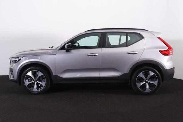 Volvo XC40 B4 Plus Dark - IntelliSafe Assist & Surround - Harman/Kardon audio - Parkeercamera achter - Parkeersensoren voor & achter - Elektr. bedienb. voorstoelen met geheugen links - Draadloze tel. lader - Elektr. inklapbare trekhaak - 19' LMV