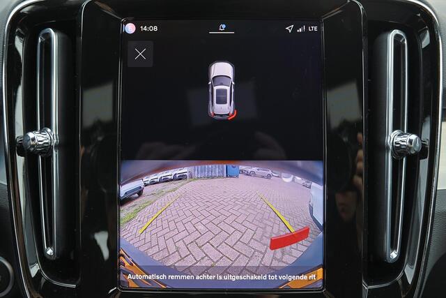 Volvo XC40 B4 Plus Dark - IntelliSafe Assist & Surround - Harman/Kardon audio - Parkeercamera achter - Parkeersensoren voor & achter - Elektr. bedienb. voorstoelen met geheugen links - Draadloze tel. lader - Elektr. inklapbare trekhaak - 19' LMV