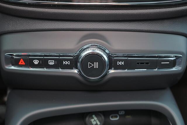 Volvo XC40 Recharge Twin Ultimate 82 kWh - Panorama/schuifdak - IntelliSafe Assist & Surround - 360º Camera - Harman/Kardon audio - Verwarmde voorstoelen & stuur - Parkeersensoren voor & achter - Elektr. bedienb. voorstoelen met geheugen links - Draadloze tel. lader