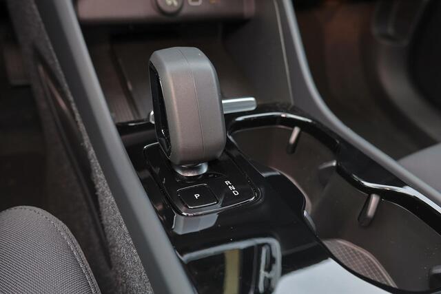 Volvo XC40 Recharge Twin Ultimate 82 kWh - Panorama/schuifdak - IntelliSafe Assist & Surround - 360º Camera - Harman/Kardon audio - Verwarmde voorstoelen & stuur - Parkeersensoren voor & achter - Elektr. bedienb. voorstoelen met geheugen links - Draadloze tel. lader