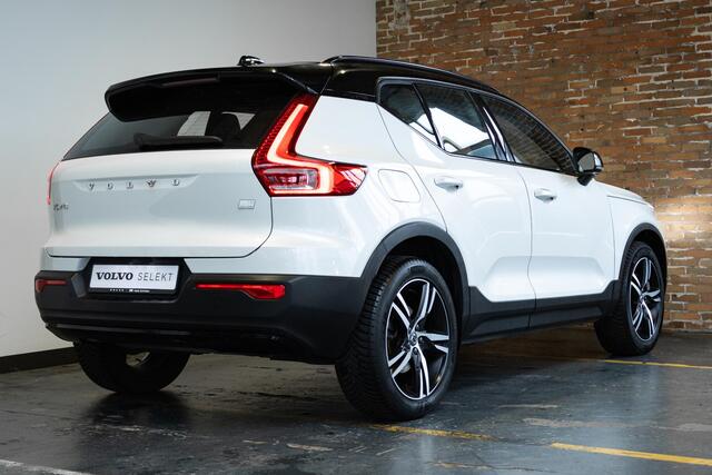Volvo XC40 T5 Recharge R-Design | Panoramadak | Stoelverwarming | Adaptive Cruise Control | 360° Parkeercamera | Parkeerverwarming | BLIS | Parkeersensoren voor + achter | Stoelverwarming voor + Achter | Harman Kardon Premium Audio |
