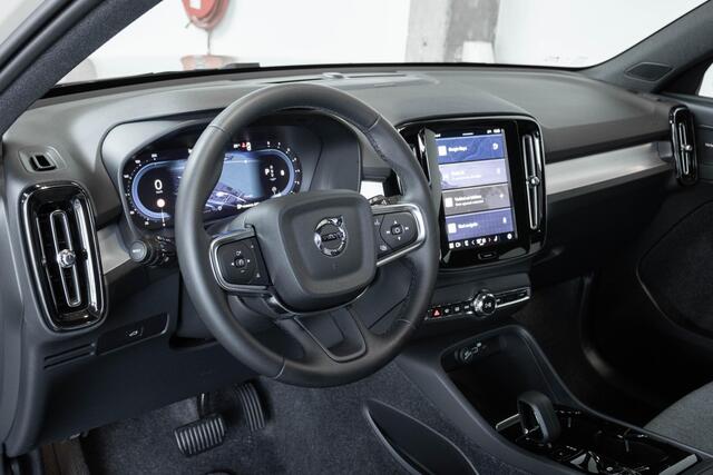 Volvo XC40 B4 Plus Dark | Trekhaak Semi-elektrisch | Adaptieve Cruise Control | Pilot Assist | Verwarmbare voorstoelen | Verwarmbaar stuurwiel | Blind Spot Information System | Verwarmbare voorruit | Parkeercamera | Parkeersensoren voor + achter |