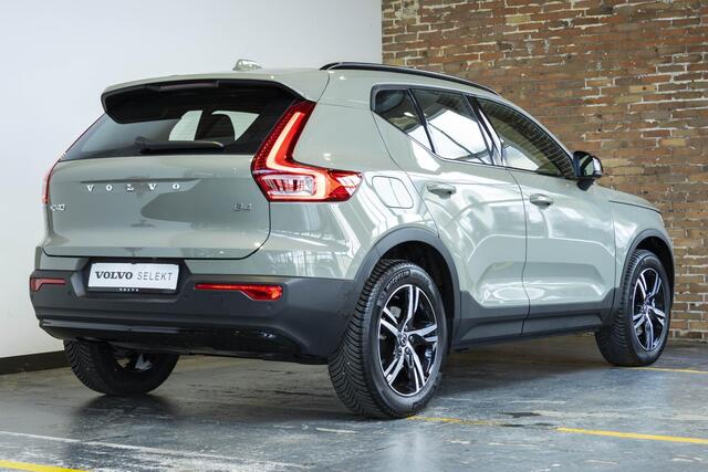 Volvo XC40 B4 Plus Dark | Verwarmbare Voorstoelen en Stuurwiel | Semi-Elektrische Trekhaak | Verwarmbare Voorruit | Premium Audio by Harman Kardon | Adaptieve Cruise Control | Park Assist