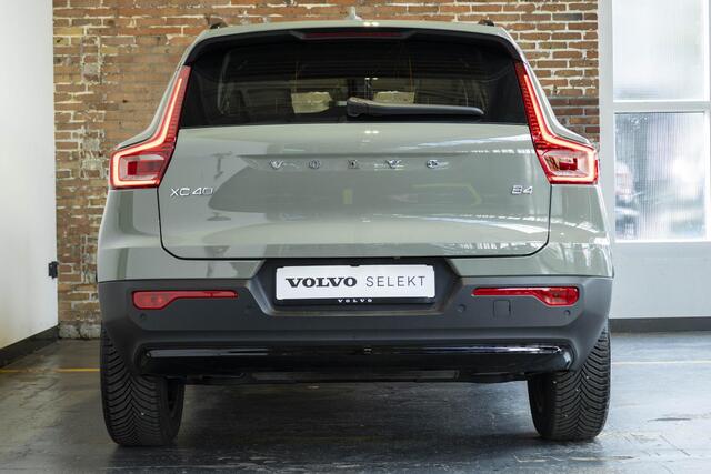 Volvo XC40 B4 Plus Dark | Verwarmbare Voorstoelen en Stuurwiel | Semi-Elektrische Trekhaak | Verwarmbare Voorruit | Premium Audio by Harman Kardon | Adaptieve Cruise Control | Park Assist