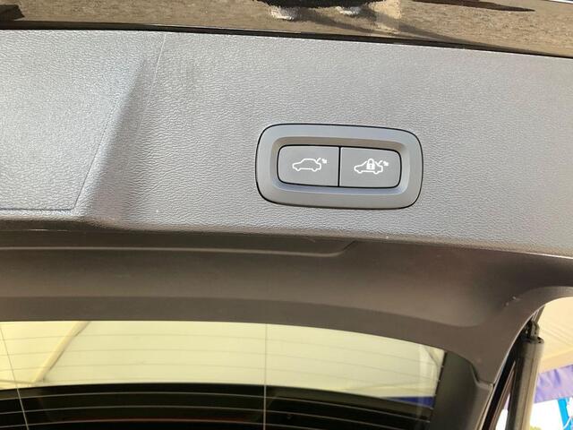 Volvo XC40 1.5 T4 Plug-in hybrid Ultimate Dark | Leder | extra getint glas | Keyless entry/start | schuif/kantel panoramadak | Stoel/stuur verwarming | Elektrisch bedienbare achterklep |