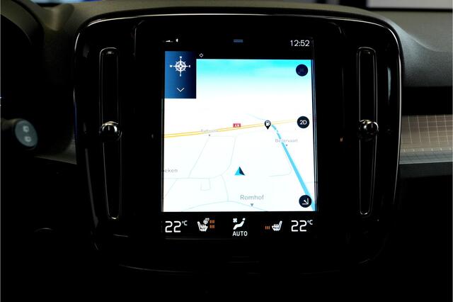 Volvo XC40 1.5 T4 Plug-in Hybrid 155kW/211pk DCT7 Plus Dark FACELIFT! PANORAMADAK + HARMAN/KARDON + CAMERA + CLIMA + CRUISE + NAVI SENSUS + LANE ASSIST + SPORTSTOELEN + KEYLESS ENTRY&GO + EL.ACHTERKLEP + PD-GLASS + PARKSENSOREN V&A + 18" LM-VELGEN!!