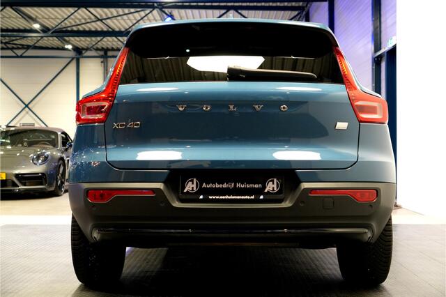 Volvo XC40 1.5 T4 Plug-in Hybrid 155kW/211pk DCT7 Plus Dark FACELIFT! PANORAMADAK + HARMAN/KARDON + CAMERA + CLIMA + CRUISE + NAVI SENSUS + LANE ASSIST + SPORTSTOELEN + KEYLESS ENTRY&GO + EL.ACHTERKLEP + PD-GLASS + PARKSENSOREN V&A + 18" LM-VELGEN!!