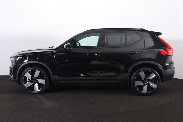 Volvo XC40 Plus Dark 69 kWh - IntelliSafe Assist & Surround - Parkeercamera achter - Verwarmde voorstoelen, stuur & achterbank - Parkeersensoren voor & achter - Elektr. bedienb. bestuurdersstoel met geheugen - Draadloze tel. lader - Warmtepomp - Extra getint glas -