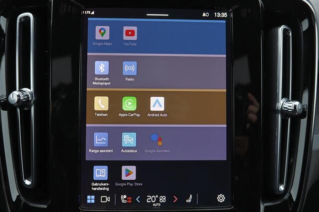 Volvo XC40 Plus Dark 69 kWh - IntelliSafe Assist & Surround - Parkeercamera achter - Verwarmde voorstoelen, stuur & achterbank - Parkeersensoren voor & achter - Elektr. bedienb. bestuurdersstoel met geheugen - Draadloze tel. lader - Warmtepomp - Extra getint glas -