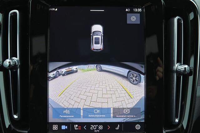 Volvo XC40 Plus Dark 69 kWh - IntelliSafe Assist & Surround - Parkeercamera achter - Verwarmde voorstoelen, stuur & achterbank - Parkeersensoren voor & achter - Elektr. bedienb. bestuurdersstoel met geheugen - Draadloze tel. lader - Warmtepomp - Extra getint glas -