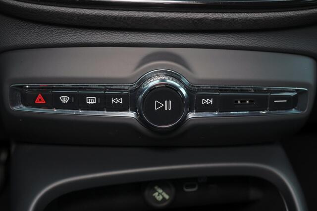 Volvo XC40 Plus Dark 69 kWh - IntelliSafe Assist & Surround - Parkeercamera achter - Verwarmde voorstoelen, stuur & achterbank - Parkeersensoren voor & achter - Elektr. bedienb. bestuurdersstoel met geheugen - Draadloze tel. lader - Warmtepomp - Extra getint glas -