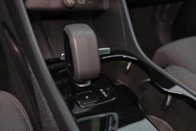 Volvo XC40 Plus Dark 69 kWh - IntelliSafe Assist & Surround - Parkeercamera achter - Verwarmde voorstoelen, stuur & achterbank - Parkeersensoren voor & achter - Elektr. bedienb. bestuurdersstoel met geheugen - Draadloze tel. lader - Warmtepomp - Extra getint glas -