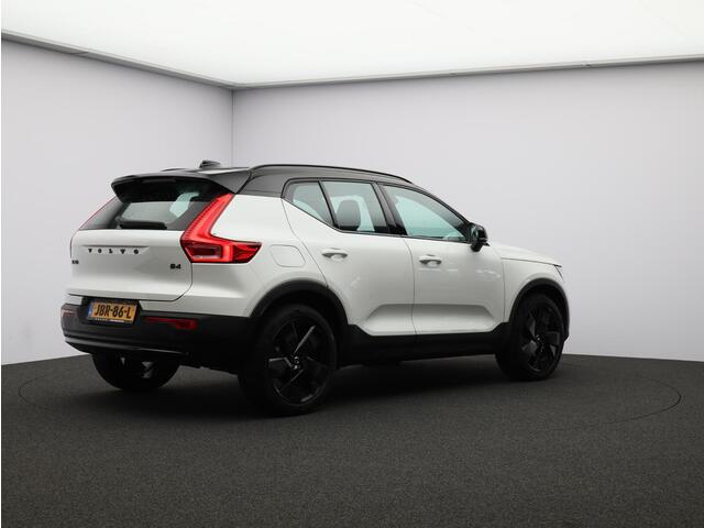 Volvo XC40 B4 197PK Plus Black Edition / Nubuck Bekleding / 20" / Contrasterend Dak / Harman Kardon / Elekt. Verstelb. Stoelen / Verwarmbaar Stuurwiel + Voorstoelen / BLIS /Adaptive Cruise /