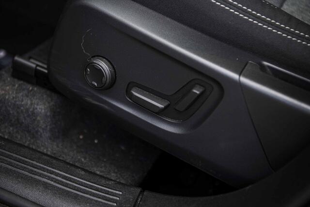 Volvo XC40 2.0 B4 Plus Dark | Trekhaak | Adaptive Cruise Control | Dode hoek detectie BLIS | Harman/Kardon audio | Elektrische stoelverstelling | Stoel- en stuurverwarming | Verwarmde Voorruit |