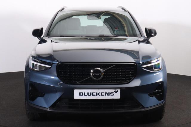 Volvo XC40 B4 Plus Dark - IntelliSafe Assist & Surround - Harman/Kardon audio - Parkeercamera achter - Verwarmde voorstoelen & stuur - Parkeersensoren voor & achter - Elektr. bedienb. voorstoelen met geheugen links - Draadloze tel. lader - Elektr. inklapbare trekhaa