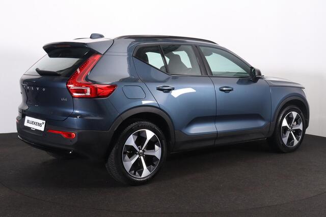 Volvo XC40 B4 Plus Dark - IntelliSafe Assist & Surround - Harman/Kardon audio - Parkeercamera achter - Verwarmde voorstoelen & stuur - Parkeersensoren voor & achter - Elektr. bedienb. voorstoelen met geheugen links - Draadloze tel. lader - Elektr. inklapbare trekhaa