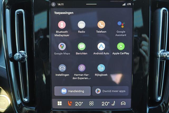 Volvo XC40 B4 Plus Dark - IntelliSafe Assist & Surround - Harman/Kardon audio - Parkeercamera achter - Verwarmde voorstoelen & stuur - Parkeersensoren voor & achter - Elektr. bedienb. voorstoelen met geheugen links - Draadloze tel. lader - Elektr. inklapbare trekhaa