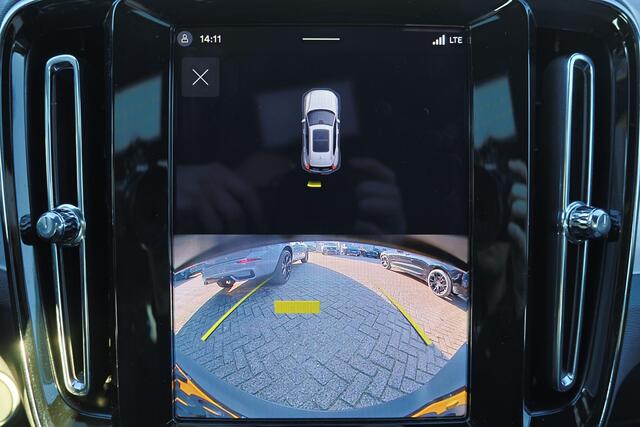 Volvo XC40 B4 Plus Dark - IntelliSafe Assist & Surround - Harman/Kardon audio - Parkeercamera achter - Verwarmde voorstoelen & stuur - Parkeersensoren voor & achter - Elektr. bedienb. voorstoelen met geheugen links - Draadloze tel. lader - Elektr. inklapbare trekhaa