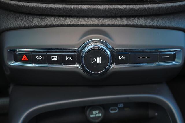 Volvo XC40 B4 Plus Dark - IntelliSafe Assist & Surround - Harman/Kardon audio - Parkeercamera achter - Verwarmde voorstoelen & stuur - Parkeersensoren voor & achter - Elektr. bedienb. voorstoelen met geheugen links - Draadloze tel. lader - Elektr. inklapbare trekhaa