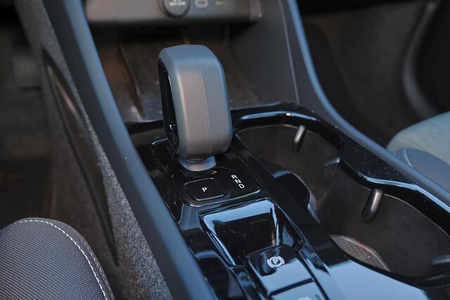 Volvo XC40 B4 Plus Dark - IntelliSafe Assist & Surround - Harman/Kardon audio - Parkeercamera achter - Verwarmde voorstoelen & stuur - Parkeersensoren voor & achter - Elektr. bedienb. voorstoelen met geheugen links - Draadloze tel. lader - Elektr. inklapbare trekhaa