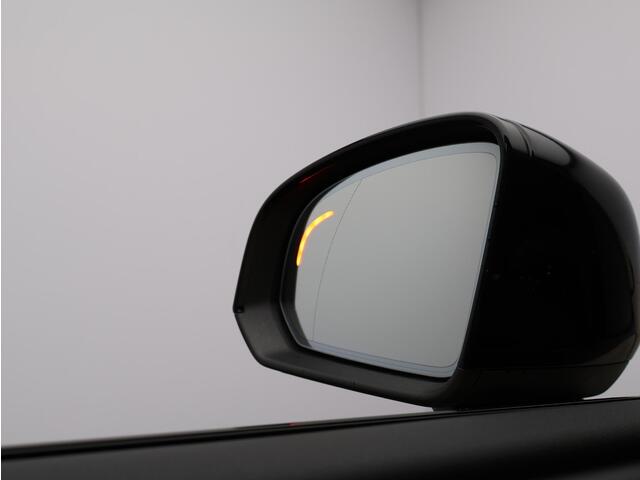 Volvo XC40 2.0 B4 Plus Dark / Trekhaak / Harman Kardon / Elektr. bed. stoelen / Stoel+stuur+voorruitverwarming