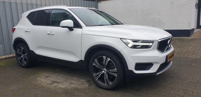 Volvo XC40 1.5 T5 TWIN ENGINE MOMENTUM PRO Panorama