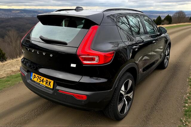 Volvo XC40 Recharge Twin Plis AWD 300kW/408pk Aut. R-Design SOH 92% ADAPT.CRUISE + EL.TREKHAAK + CAMERA + BLIS + PILOT ASSIST + GOOGLE DASHBOARD + LANE ASSIST + SPORTSTOELEN + STOEL-&STUURVERWARMING + PARKSENSOREN V&A + 19" LM-VELGEN!!