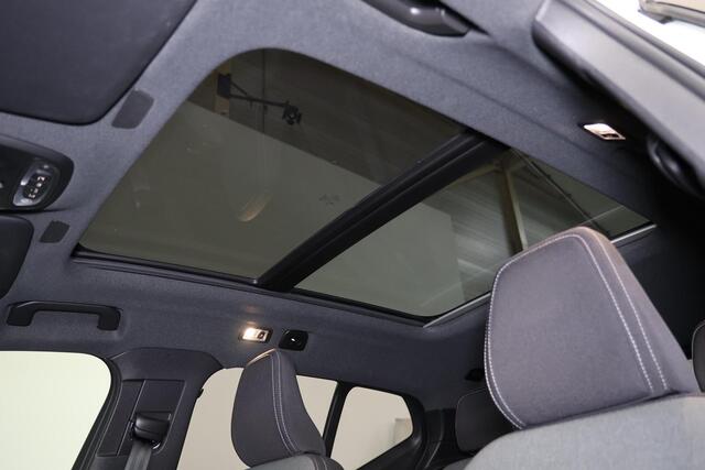 Volvo XC40 T5 Recharge Plus Dark - Panorama/schuifdak - IntelliSafe Assist - Harman/Kardon audio - Parkeercamera achter - Parkeersensoren voor & achter - Elektr. bedienb. voorstoelen met geheugen links - Draadloze tel. lader - Extra getint glas - 19' LMV