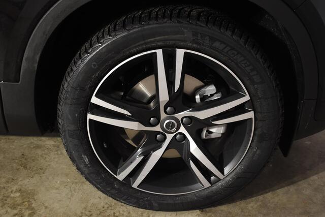 Volvo XC40 B4 211PK Automaat Plus Dark / Extra getint glas / Microtech/Nubuck / Camera achter