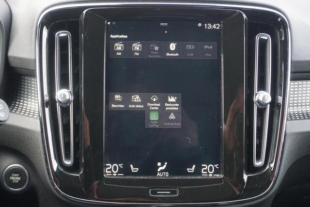 Volvo XC40 2.0 T4 R-Design | Trekhaak | Panorama dak | Adaptieve cruise control | Parkeercamera | Stoelverwarming |