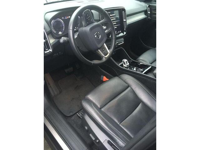 Volvo XC40 Plug-in Hybrid T5 Inscription | Panoramadak | Harman Kardon audio | Lederen bekleding | 21" velgen | Elektrische stoelverstelling | Stoelverwarming voor + achter | Keyless | Actieve LED koplampen | Getint glas | Stuurverwarming |