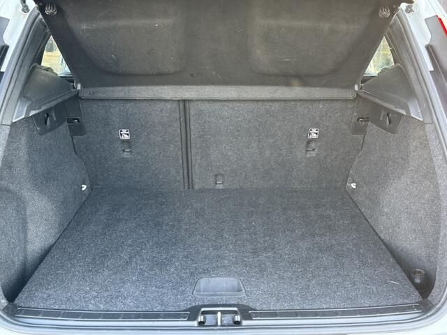 Volvo XC40 2.0 T4 AUT Wegdraaibare trekhaak | Navi |