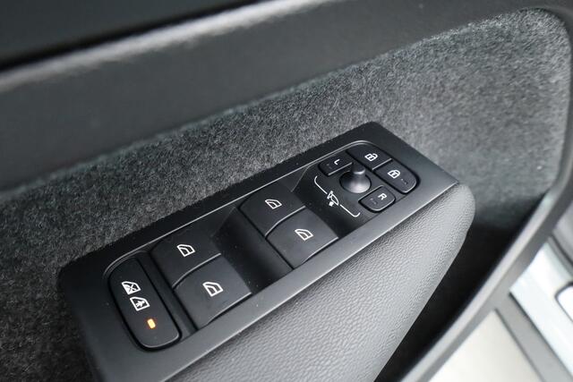 Volvo XC40 B3 Plus Black Edition | Pano | Keyless | H&K | 360Cam| Stoel- Stuurverw. | CarPlay | Pilot Assist | Google | ACC