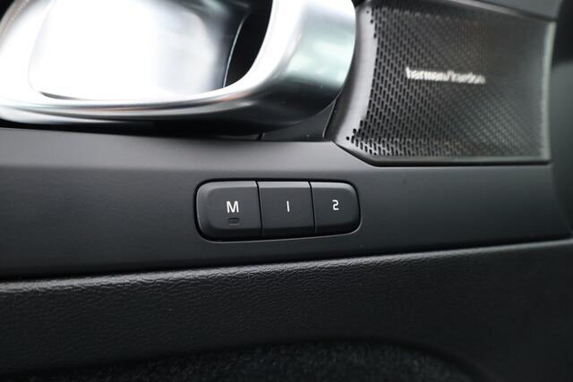 Volvo XC40 B3 Plus Black Edition | Pano | Keyless | H&K | 360Cam| Stoel- Stuurverw. | CarPlay | Pilot Assist | Google | ACC