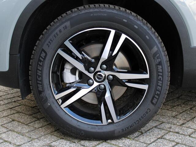 Volvo XC40 2.0 B4 Plus Dark Automaat / Harman Kardon audio / Trekhaak / Elektr. bed. stoelen / Verwarmd voorruit