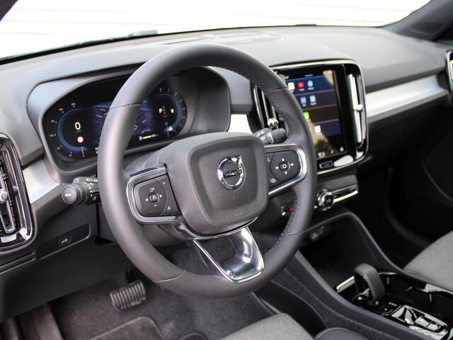 Volvo XC40 2.0 B4 Plus Dark Automaat / Harman Kardon audio / Trekhaak / Elektr. bed. stoelen / Verwarmd voorruit