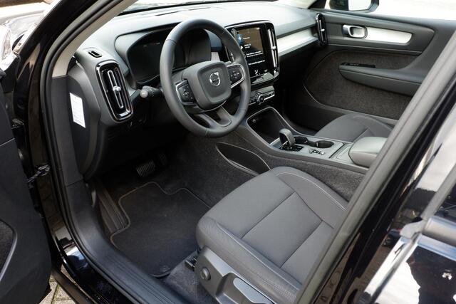 Volvo XC40 B3 Momentum Business | Dealeronderhouden | Panoramadak | Adaptive cruise control | 18" Lichtmetalen velgen | BLIS | Volvo on Call |