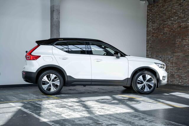 Volvo XC40 T5 Recharge R-Design | Panoramadak | Premium audio by Harman Kardon | Verwarmbare voorstoelen en achterbank | Verwarmbaar stuurwiel | Elektrische bedienbare voorstoel | 360° Parkeercamera | Parkeersensoren voor + achter