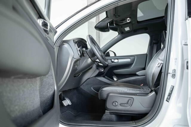 Volvo XC40 T5 Recharge R-Design | Panoramadak | Premium audio by Harman Kardon | Verwarmbare voorstoelen en achterbank | Verwarmbaar stuurwiel | Elektrische bedienbare voorstoel | 360° Parkeercamera | Parkeersensoren voor + achter