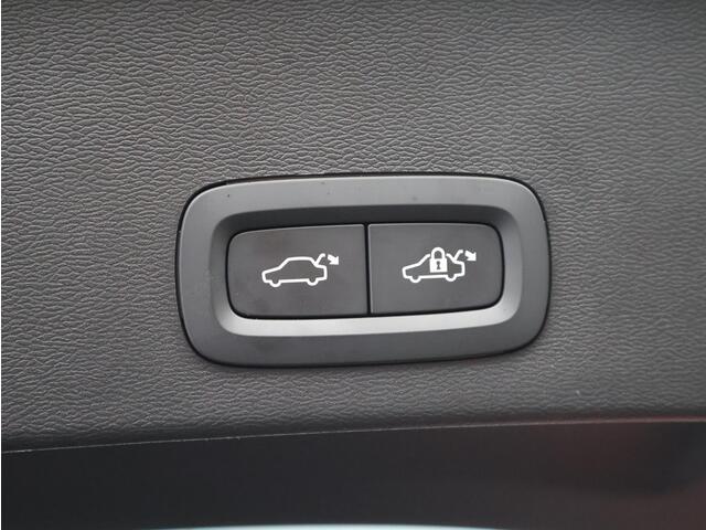 Volvo XC40 2.0 B4 Plus Dark / Trekhaak / Harman Kardon / Stoel+Stuurverwarming / Elektrische Stoelen / Adaptive Cruise / Keyless / BLIS /