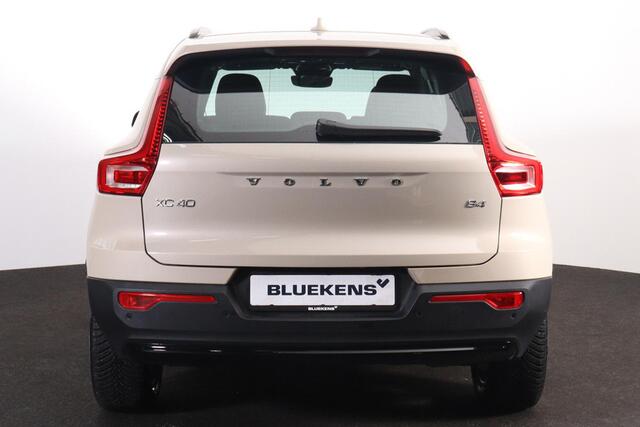 Volvo XC40 B4 Plus Dark - IntelliSafe Assist & Surround - Harman/Kardon audio - Parkeercamera achter - Verwarmde voorstoelen & stuur - Parkeersensoren voor & achter - Elektr. bedienb. voorstoelen met geheugen links - Draadloze tel. lader - Elektr. inklapbare trekhaa