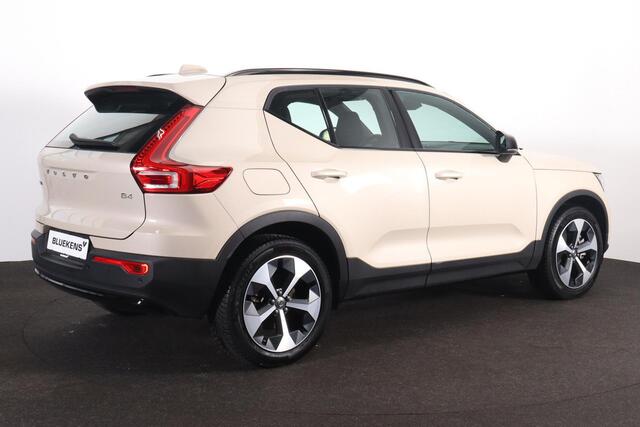 Volvo XC40 B4 Plus Dark - IntelliSafe Assist & Surround - Harman/Kardon audio - Parkeercamera achter - Verwarmde voorstoelen & stuur - Parkeersensoren voor & achter - Elektr. bedienb. voorstoelen met geheugen links - Draadloze tel. lader - Elektr. inklapbare trekhaa